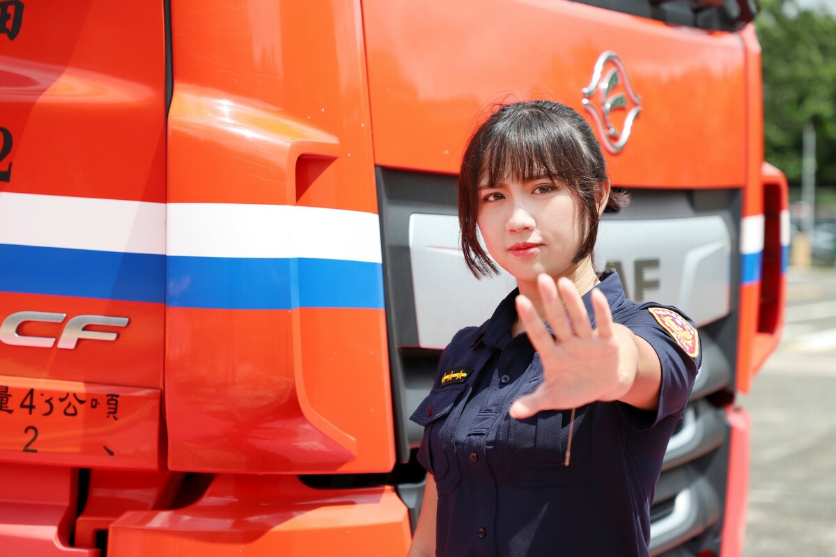 正妹偵查佐蔡玉貝拍攝短片宣導大型車安全主題。 圖：高雄市新聞局/提供