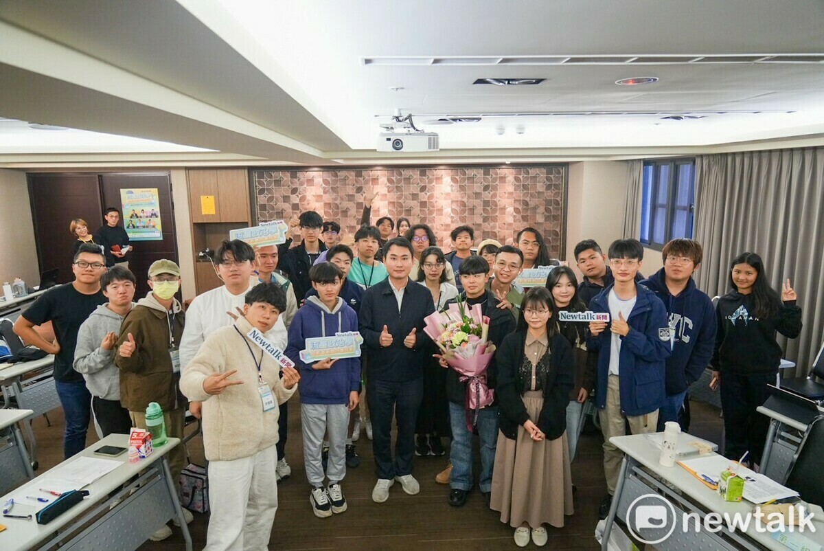 陳冠廷與學員合影。 圖：劉健凌/攝