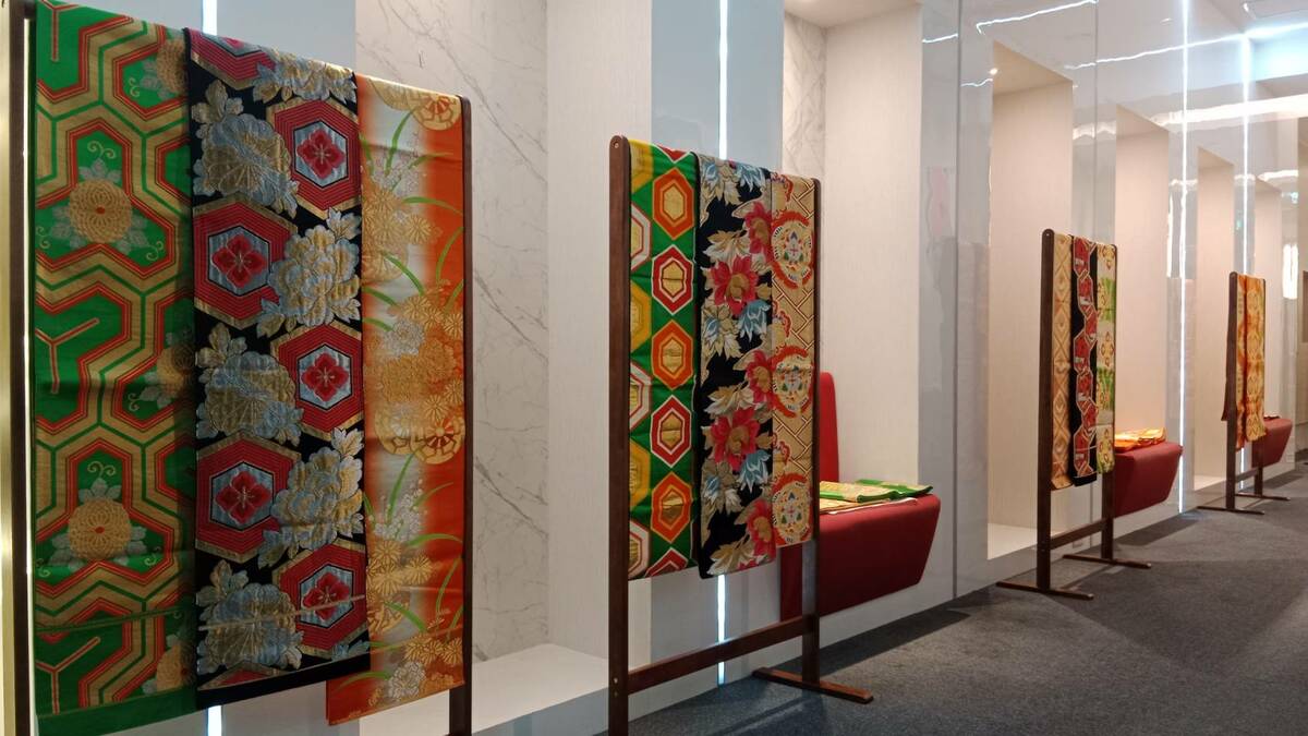 「志玲PaPa和服腰帶收藏拍賣會」現場展出林繁男眾多和服腰帶中的54條。 圖：孫家銘攝