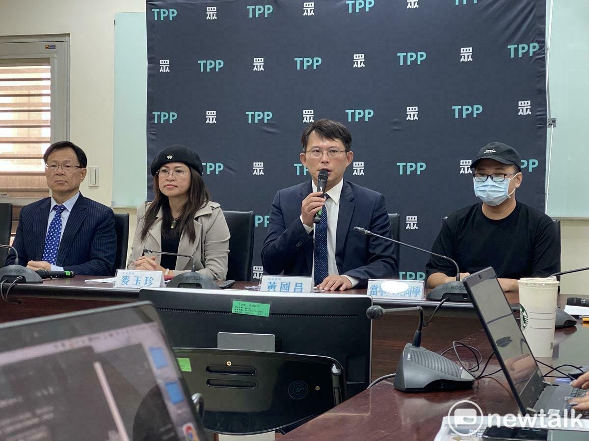 民眾黨團上午召開「國立體大系主任涉霸凌，教育部、體大竟官官相護」記者會，黨團總召黃國昌（右2）、幹事長麥玉珍（左2）、立委張啓楷（左1）、一名戴口罩現身的吳姓學生（右1）等人出席。 圖：周煊惠 / 攝