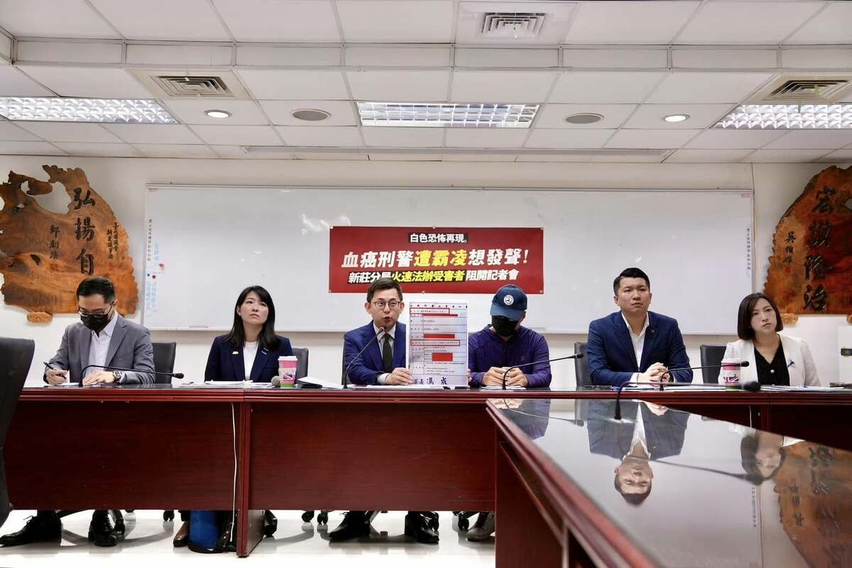 新莊分局施姓小隊長指控遭職場羈凌，新北市議員卓冠廷、李宇翔、陳乃瑜、山田摩衣陪同召開記者 會。 圖：翻攝「臉書」卓冠廷粉絲專頁