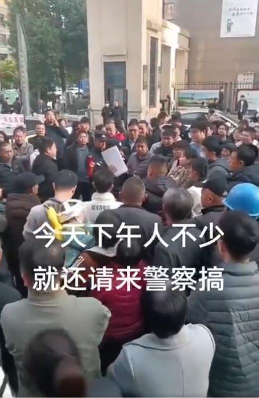 安徽省合肥市肥西縣華南城紫荊名都 2 期舊物業拒絕撤出，並和業主發生衝突。 圖：翻攝自李老師不是你老師 X 帳號
