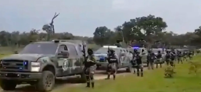 墨西哥毒梟的裝備不輸軍隊，常與墨西哥軍、警火拚。 圖 : 影片截圖