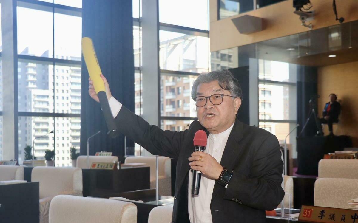 離譜！李中抨擊：體育老師堅持就能讓員警進入校園帶走小學生？