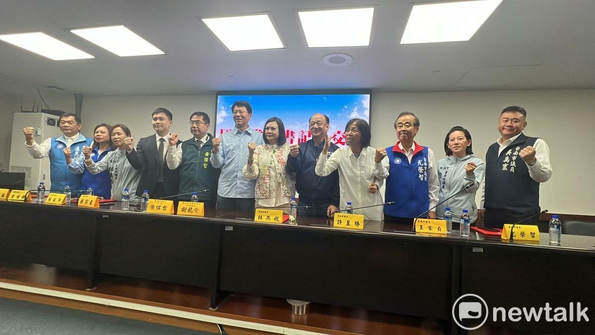 台南市長黃偉哲與國民黨立委謝龍介今日出席台南市議會國民黨黨書記長交接典禮，黃請謝支持財政收支劃分法，謝說接受「交辦」會為台南市民爭取福利，由於「交辦」音近「交棒」，黃趕緊打趣說：「是『交辦』絕不是『交棒』！」 圖：黃博郎／攝