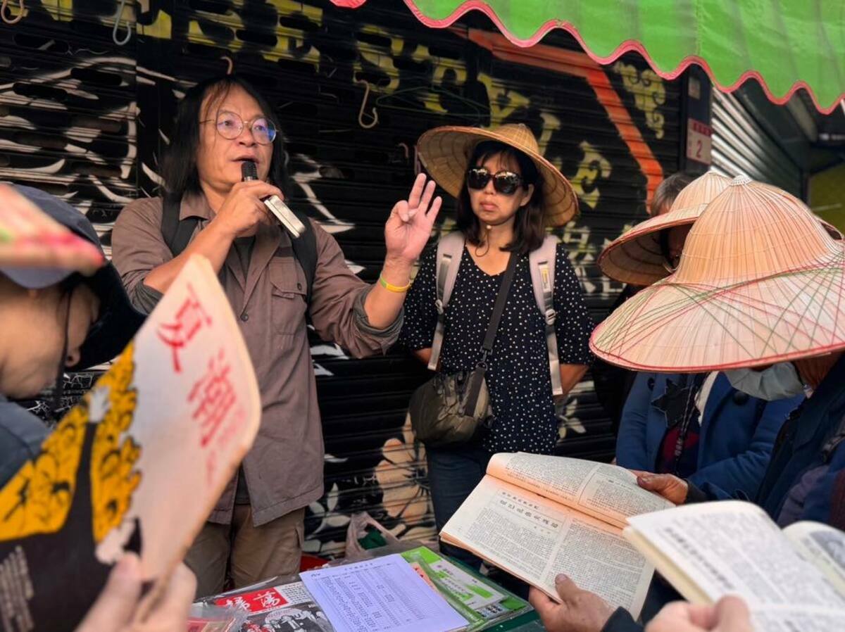 志昇書局舊址在新竹客運旁，除了販賣文具雜貨，當年也秘密販售許多黨外雜誌。活動現場陳列許多黨外雜誌，與參與者一起夢回當年。 圖：翻攝魏廷朝人權文教協會FB