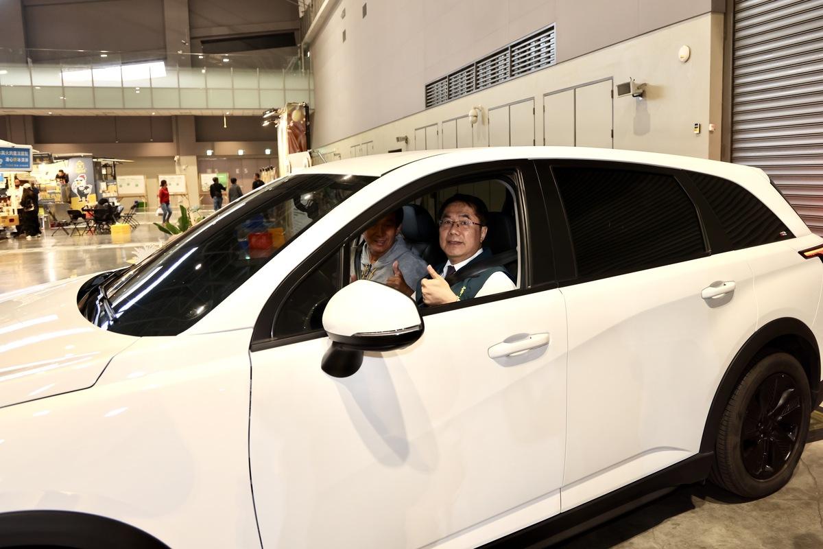 台南市長黃偉哲將頭獎《LUXGEN n7純電休旅車》開入活動現場炒熱氣氛，並當場抽出頭獎幸運兒。 圖：台南市政府提供