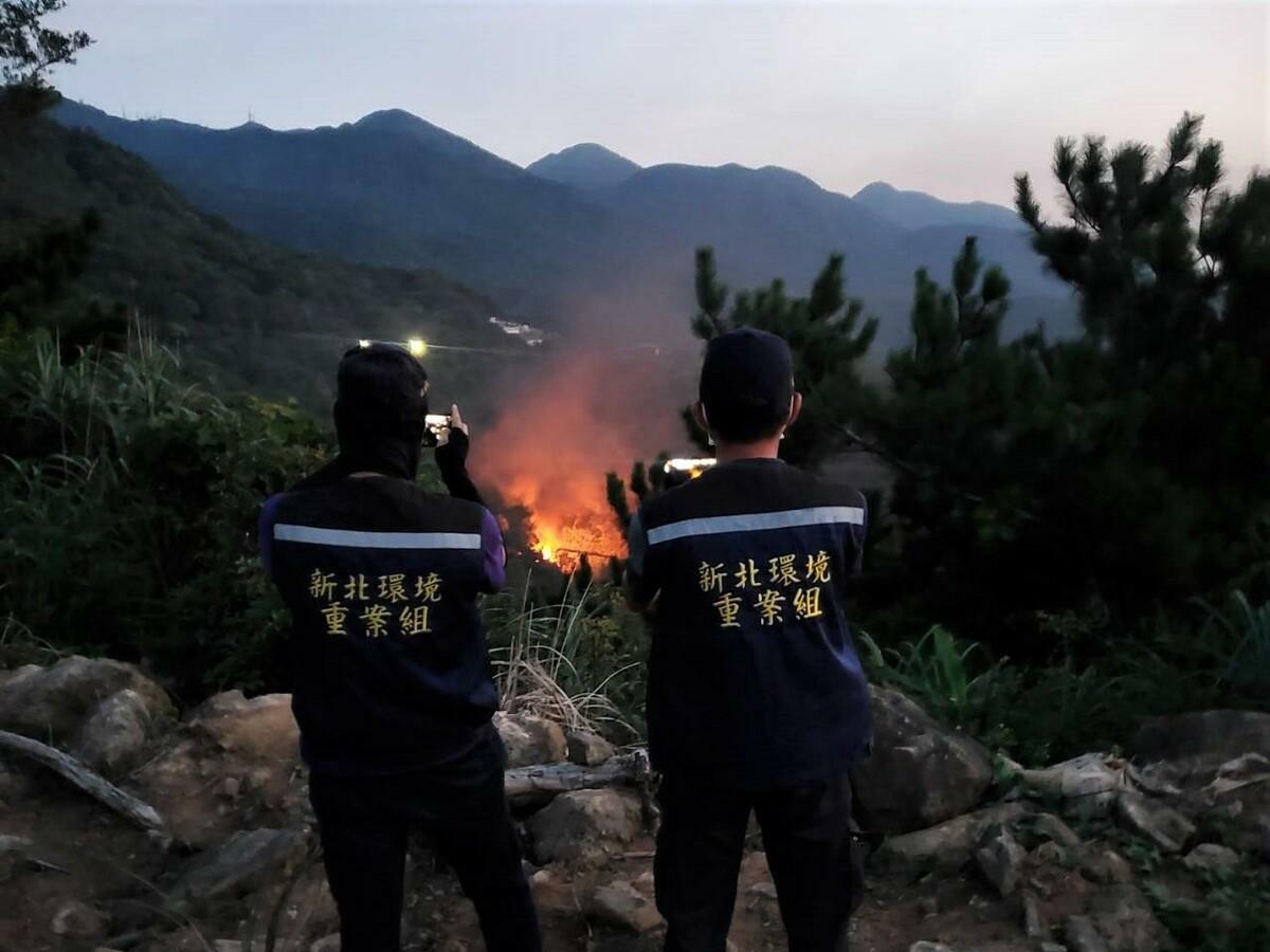 稽查員空拍蒐集非法焚燒事證。 圖：新北市環保局／提供