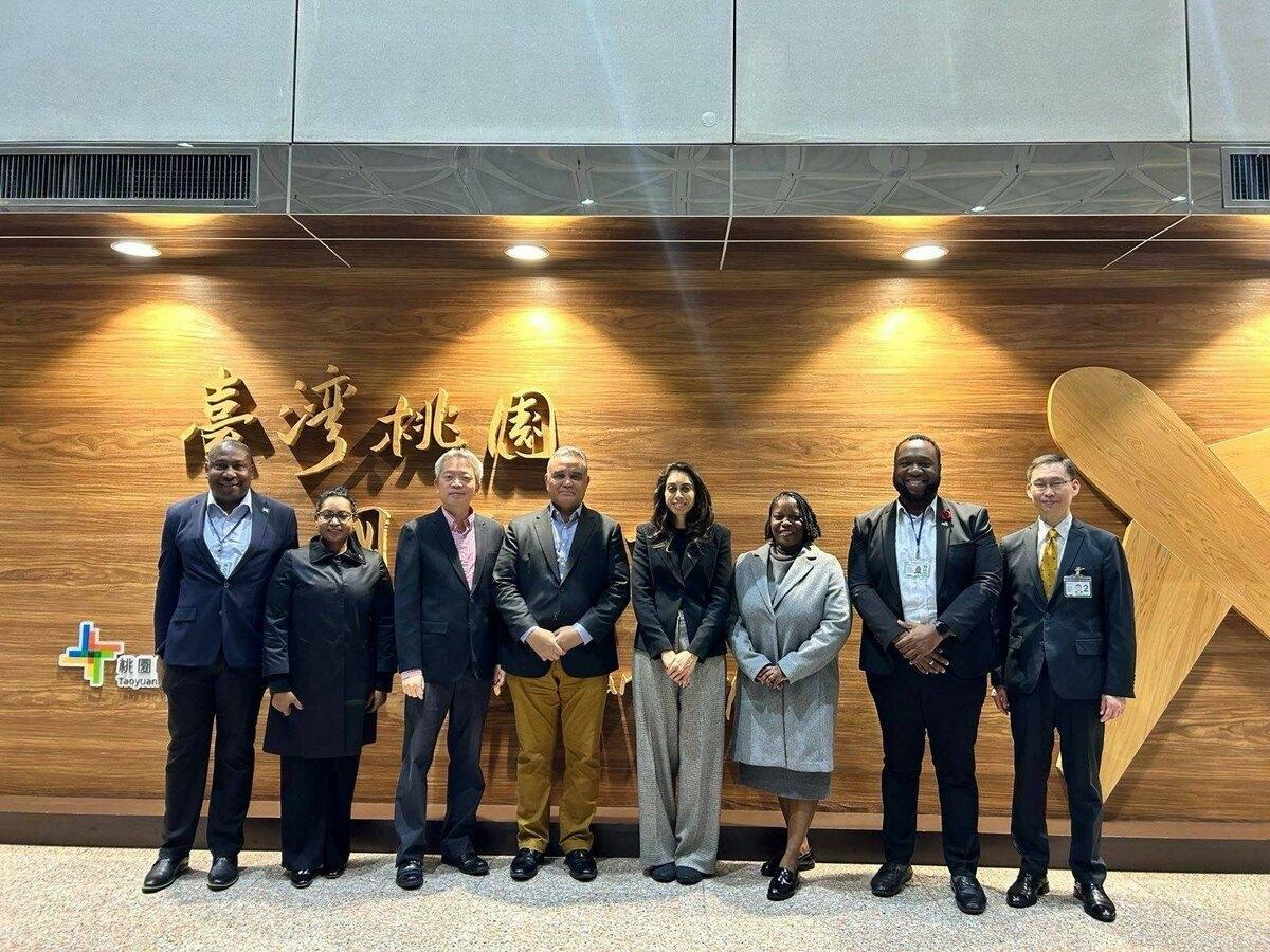 友邦駐聯合國常任代表訪台團抵台，外交部國際組織司司長孫儉元（右一）代表接機。 圖：外交部／提供