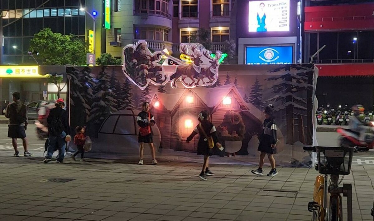 夜晚燈光透過窗戶傳出，在寒冬中凸顯家的溫暖。 圖：孫家銘攝
