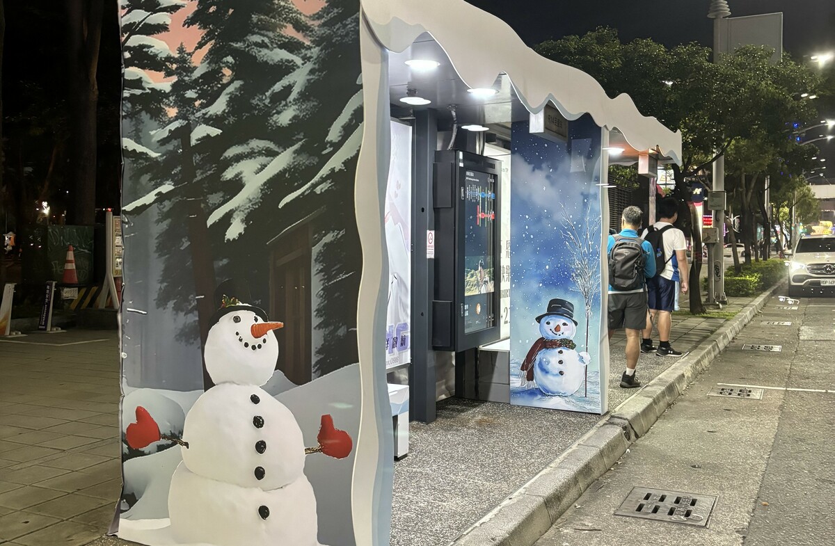 高雄民眾體驗在雪地氛圍中等公車的感覺。 圖：孫家銘攝