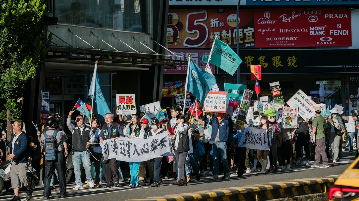民眾黨舉辦聲援柯文哲「維護司法正義」遊行，許忠信以湯德章類比柯文哲，郭國文砲轟竟用因貪污被調查的政治人物，跟人權烈士相比，這不只是消費，更是污辱湯德章的犧牲。 圖：取自台灣民眾黨台南市黨部臉書