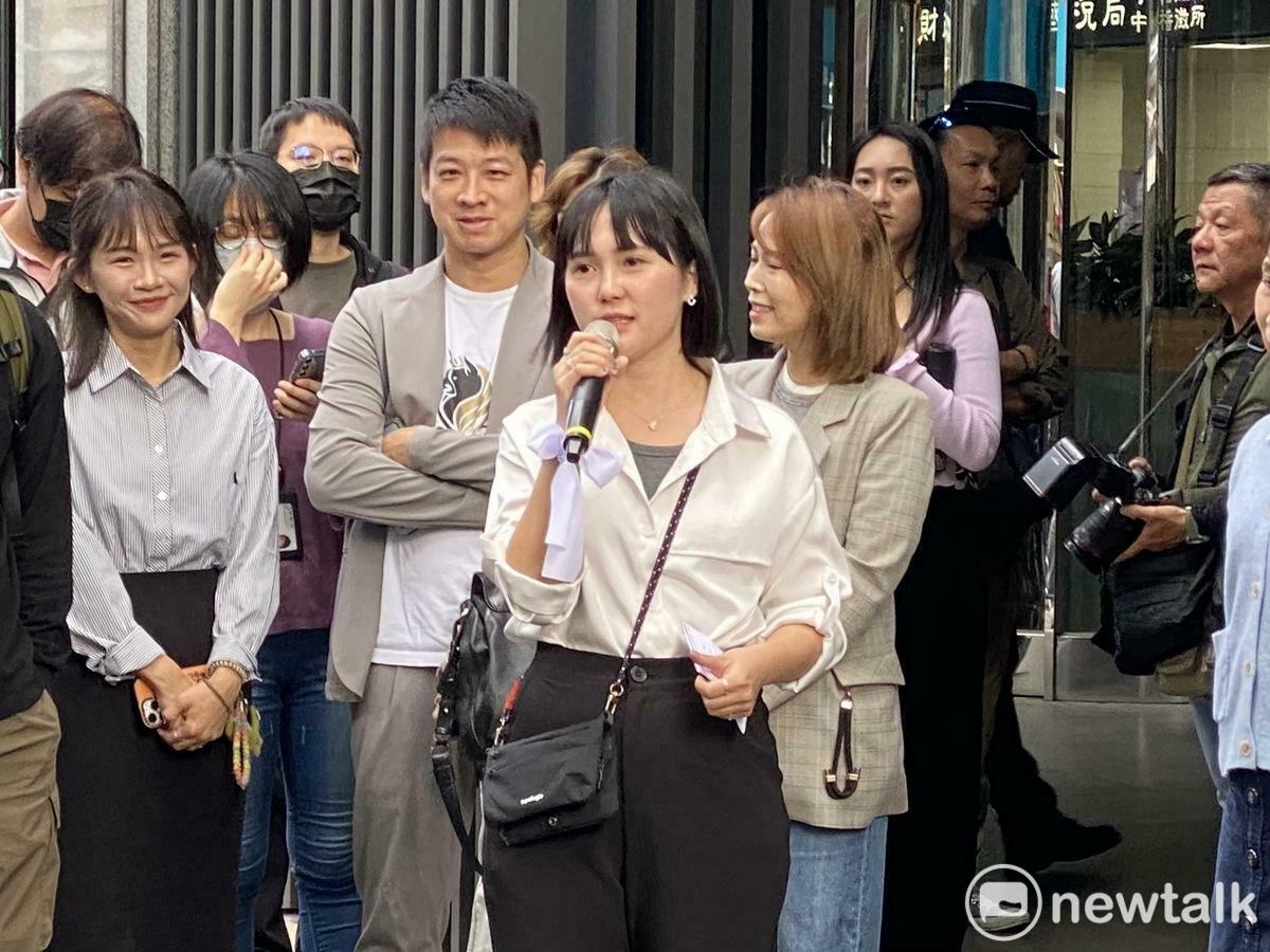 民眾黨發言人吳怡萱（手持麥克風者）。 圖：周煊惠 / 攝