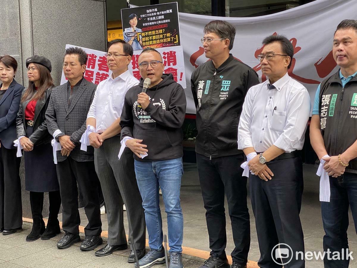 民眾黨秘書長周榆修（手持麥克風者）。 圖：周煊惠 / 攝