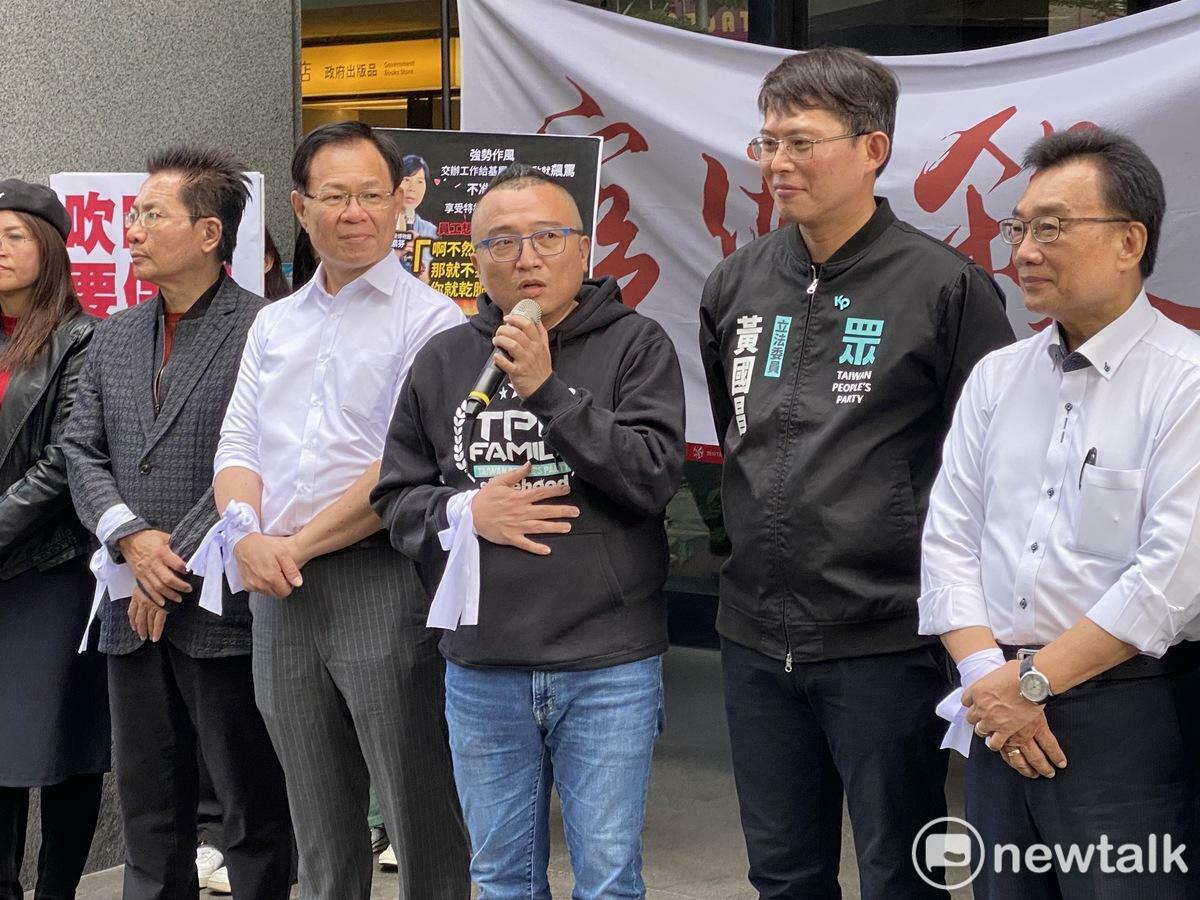 民眾黨秘書長周榆修（手持麥克風者）。 圖：周煊惠 / 攝