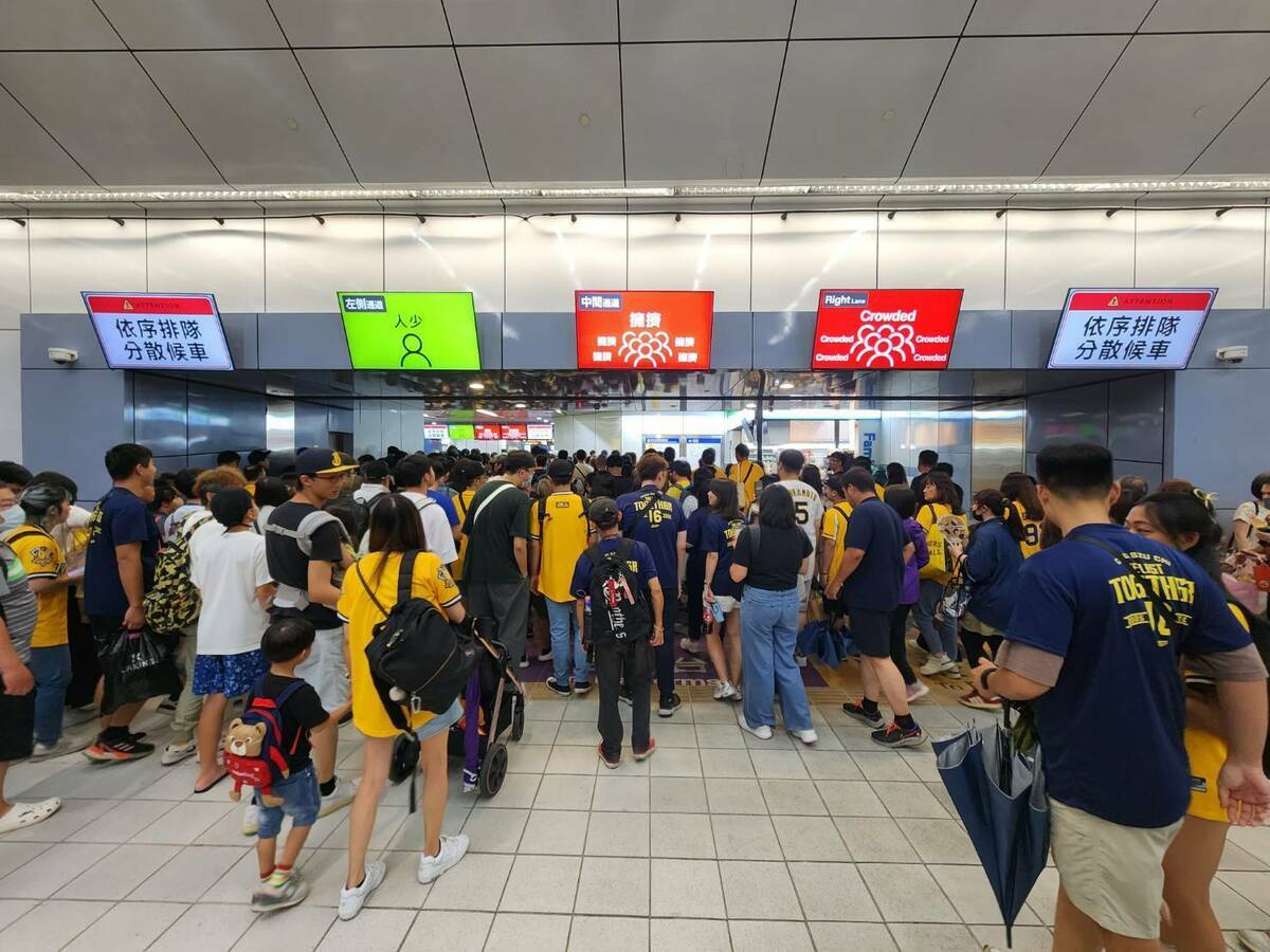 台北捷運公司於國父紀念館站開設指揮中心，即時掌握人潮狀況，並依車站人潮狀況彈性加發列車。 圖：北捷／提供