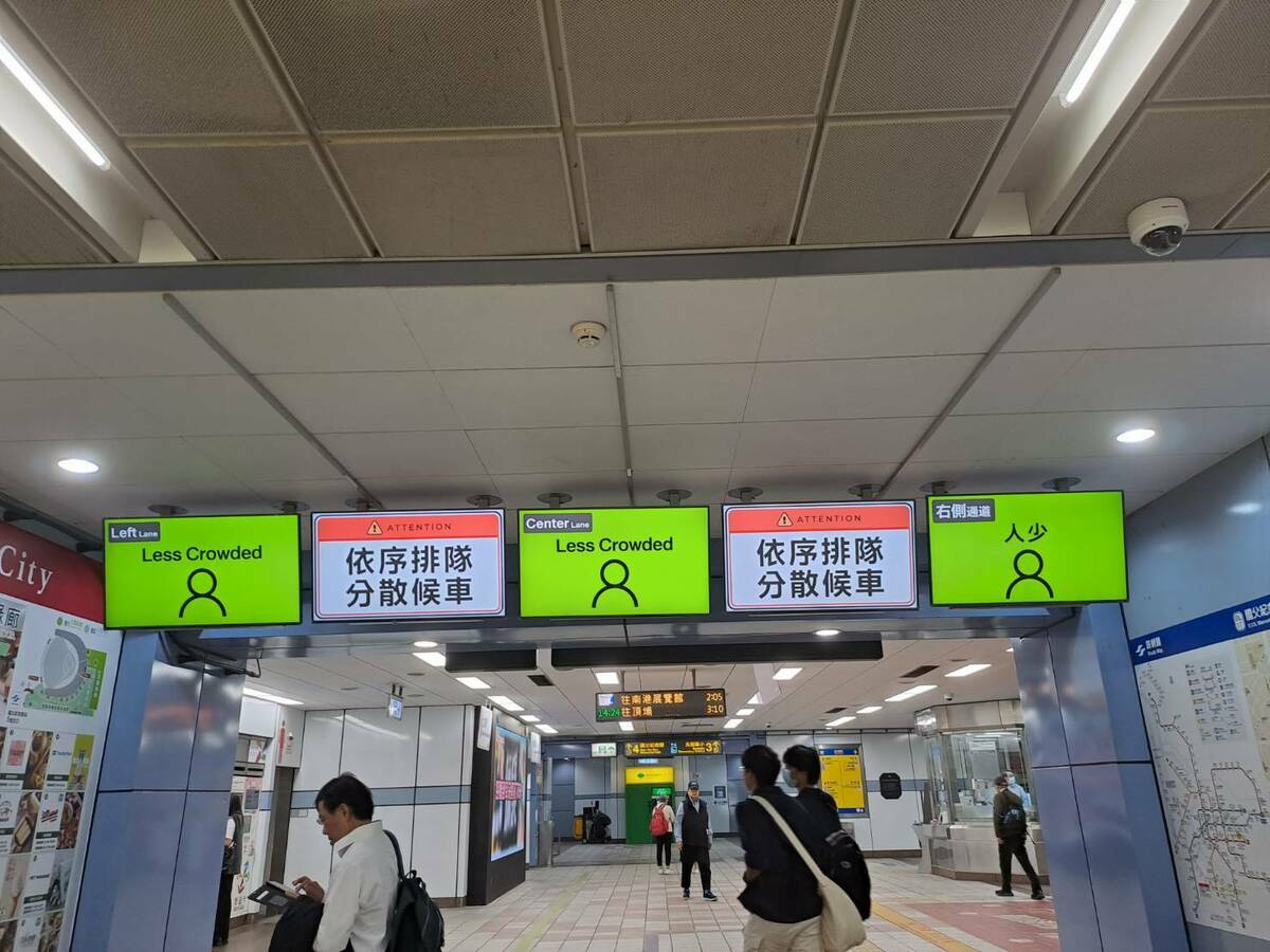 國父紀念館出口5連通道，設有人流顯示面板，旅客從連通道進入車站後，可即時透過螢幕了解車站人潮狀況。 圖：北捷／提供