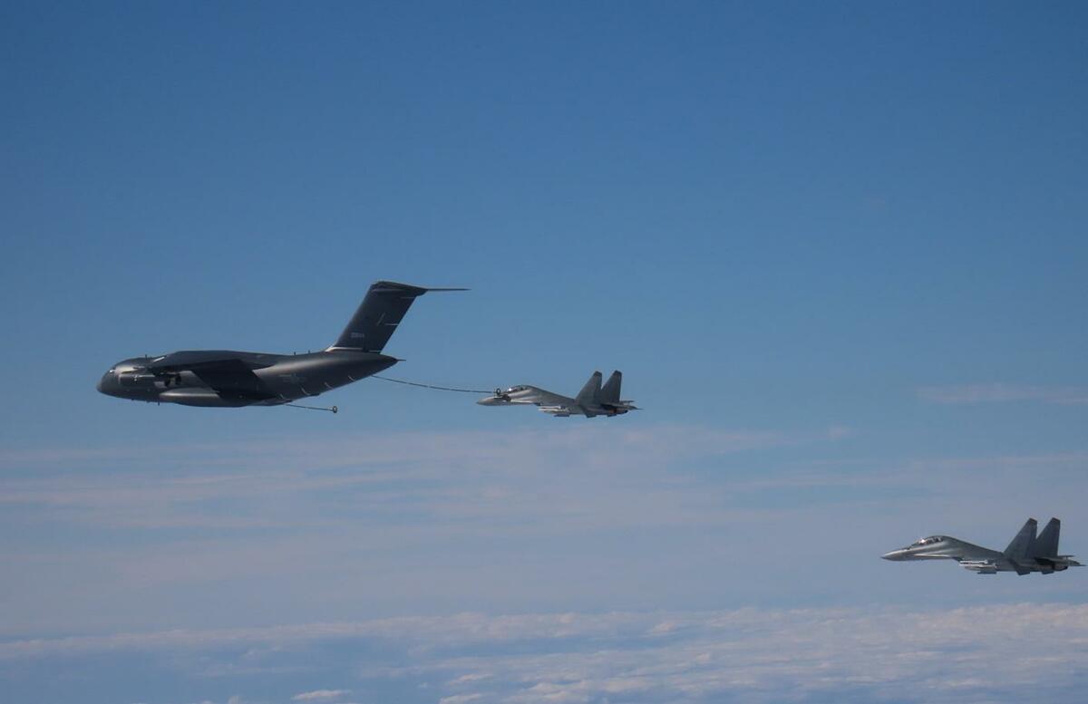 中國運油-20 加油機在宮古海峽附近為殲-16 戰鬥機加油。 圖：翻攝自日本防衛省