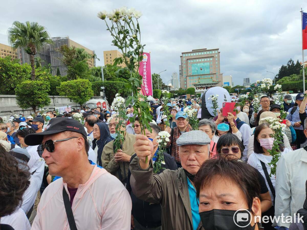 民間團體與民間人士發起白玫瑰運動，上街訴求反廢死。 圖：黃建豪/攝