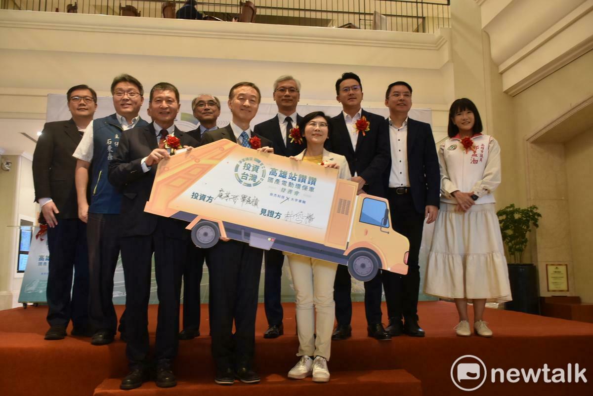 畢嘉棋、唐基晉、林岱樺(前排左至右)在電動環保車造型道具上簽名題字後與嘉賓合影。 圖：孫家銘攝