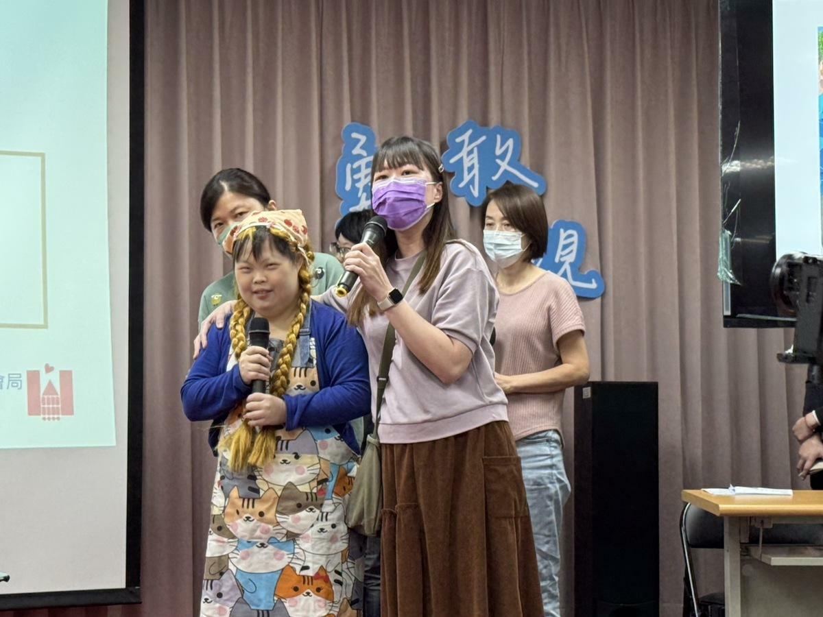 心智障礙者走上紅毯星光大道風光展現自我。 圖：樂仁啟智中心提供