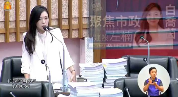 白喬茵(右)總質詢批市府職場霸凌引發離職潮，高市府回應近3年公務員流動人數無明顯波動。 圖：取自白喬茵臉書