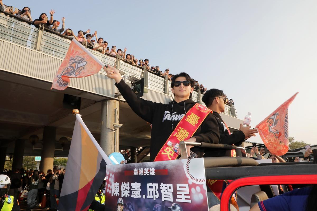 台南市政府舉辦「台灣英雄IN台南─棒球英雄遊行」活動，邀請冠軍陣容中出身台南統一獅職業球隊的成員，包含MVP「台灣隊長」陳傑憲、選手潘傑楷、林安可、邱智呈與高志綱首席教練、「餅總」林岳平教練、吳瑀政訓練員、余婉綾防護員等人出席，接受眾人喝采。 圖：台南市政府提供