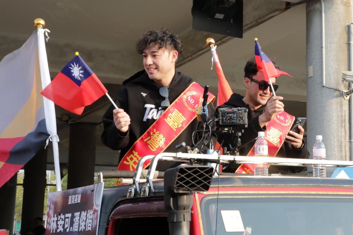 台南市政府舉辦「台灣英雄IN台南─棒球英雄遊行」活動，邀請冠軍陣容中出身台南統一獅職業球隊的成員，包含MVP「台灣隊長」陳傑憲、選手潘傑楷、林安可、邱智呈與高志綱首席教練、「餅總」林岳平教練、吳瑀政訓練員、余婉綾防護員等人出席，接受眾人喝采。 圖：台南市政府提供