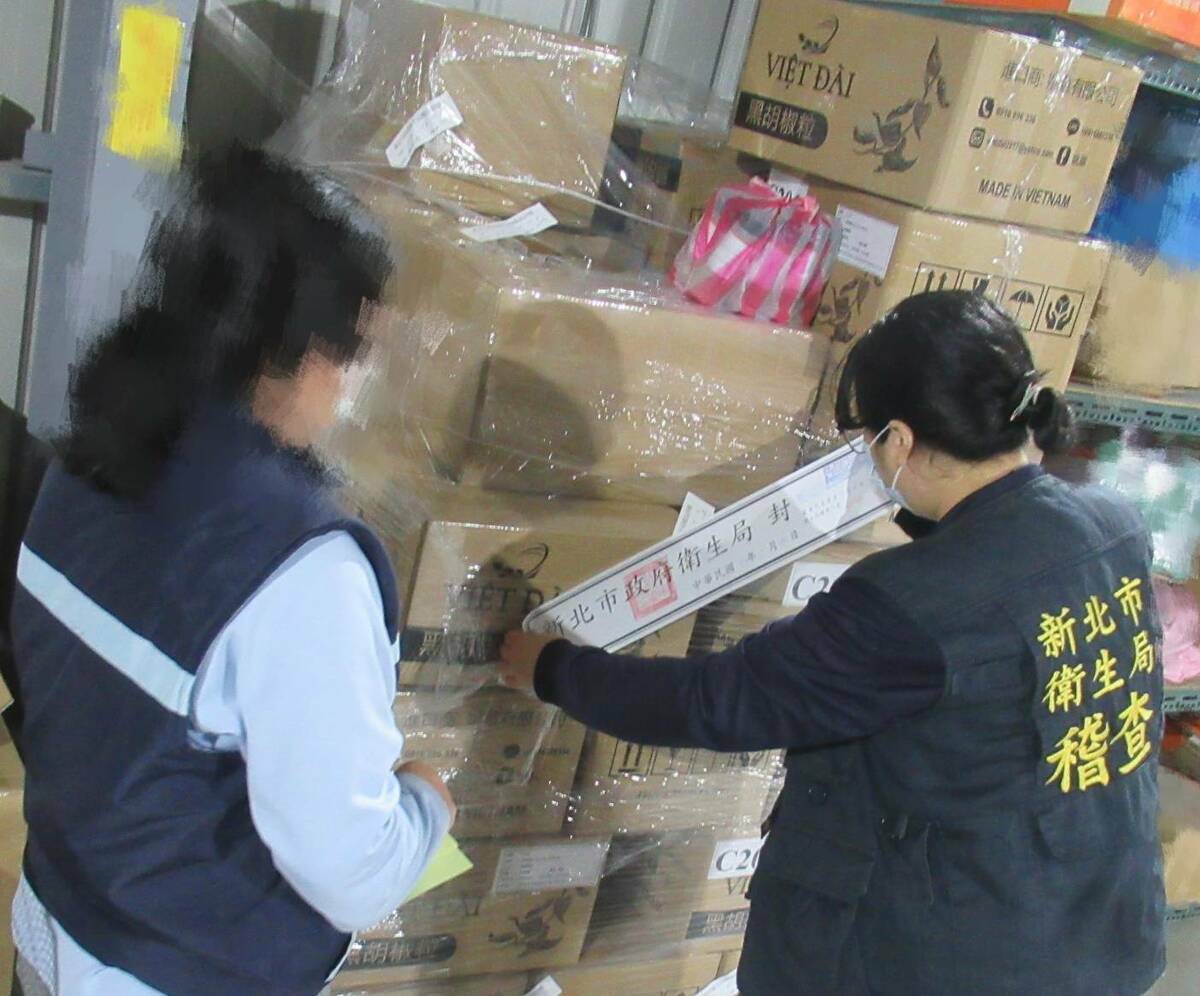 衛生局稽查人員封存庫存的違規進口黑胡椒產品。 圖：新北市衛生局／提供