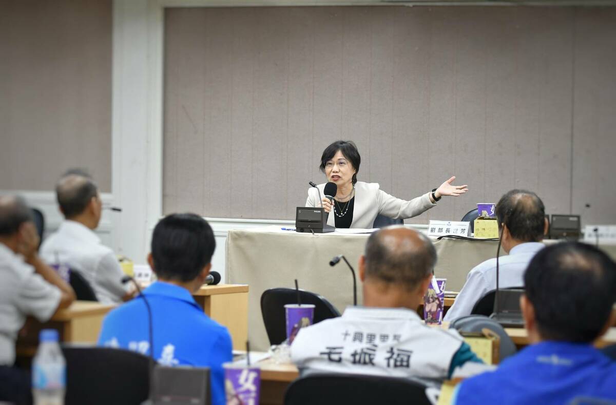 內政部長劉世芳向里長說明全力推動補助地方政府支應發放作業，讓村（里）長在春節前10日順利領取。 圖：內政部提供