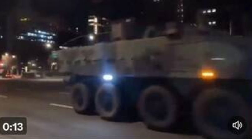南韓總統尹錫悅宣布戒嚴後，大批裝甲車開上街頭。 圖 : 影片截圖
