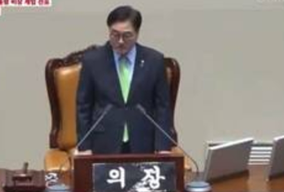南韓總統尹錫悅宣布戒嚴後，國會議長召開緊急會議，推翻尹錫悅的戒嚴令。 圖 : 影片截圖