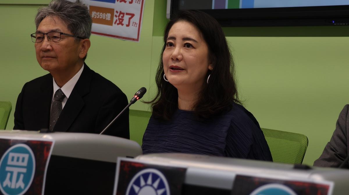 媒體三度追問民進黨團針對「挺戒嚴」刪文始末，黨團始終未正面回應。 圖：讀者提供
