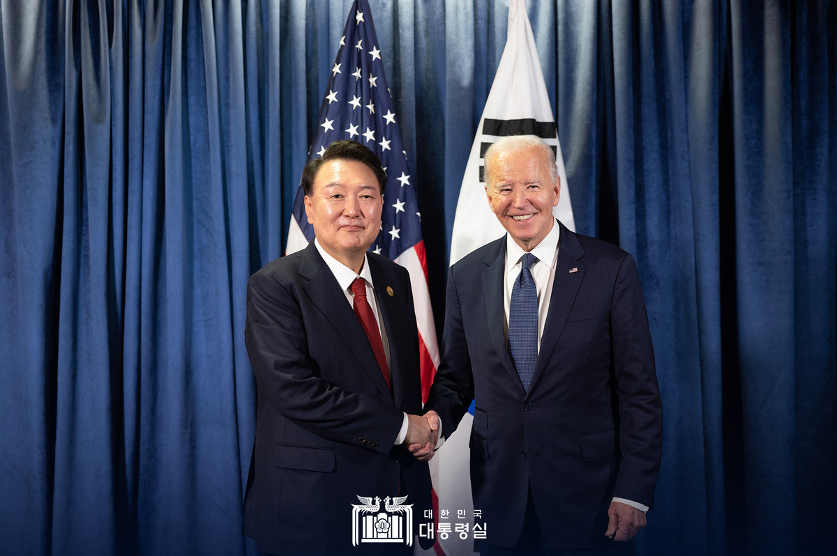 美國總統拜登（右）與南韓總統尹錫悅（左）2024年11月16日在秘魯APEC年會會面。 圖：取自大韓民國總統府臉書（資料照）