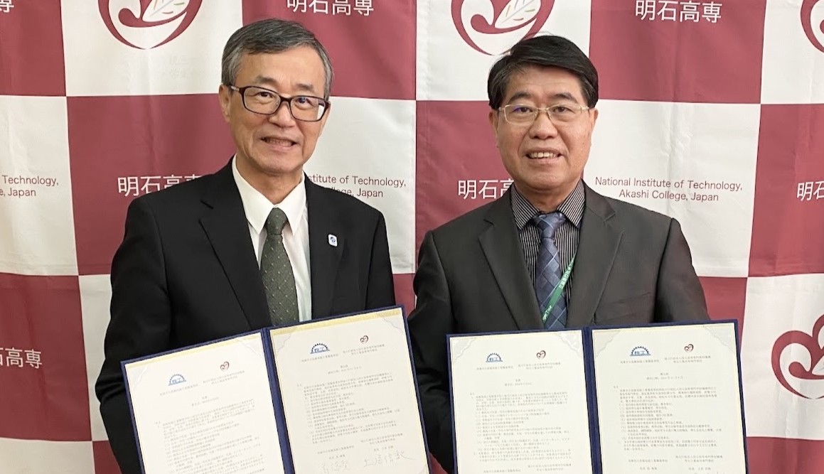 高瑞賢(右)與土居信数(左)簽訂合作備忘錄。 圖：高雄市教育局提供