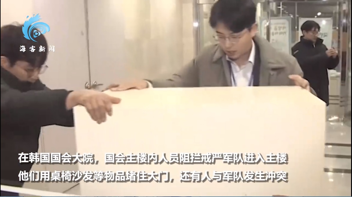 為了阻止戒嚴軍闖入國會大廈，南韓國會工作人員利用桌椅、沙發等物品堵住大門。 圖：翻攝自 海客新聞