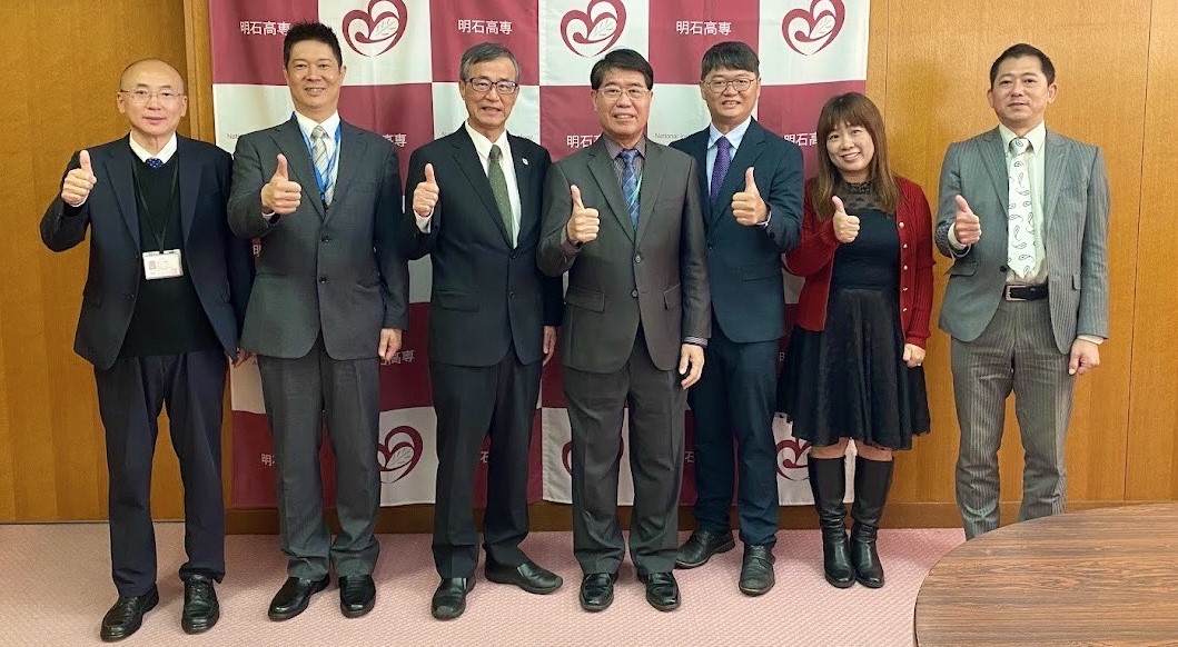 兩校師長相見歡。 圖：高雄市教育局提供