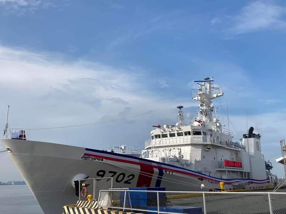 菲律賓海岸警衛隊為保護漁民，向鱟藤礁海域部署了 2 艘巡邏船。圖為巡邏船其中之一的「梅爾喬拉．阿基諾」號。 圖：翻攝自維基百科