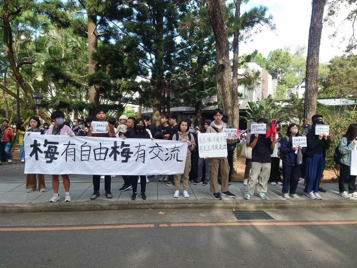 中國學生訪問團參訪清華大學，許多清大生手持標語及「國旗」抗議。 圖：民眾/提供