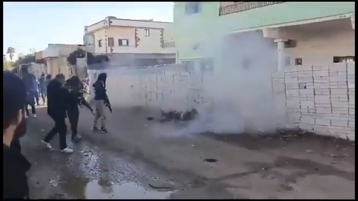 敘利亞反政府軍成員在阿勒坡大街上，處決與敘利亞政府有關的人。 圖：擷取自 @Israelwaronhama X 分享影片