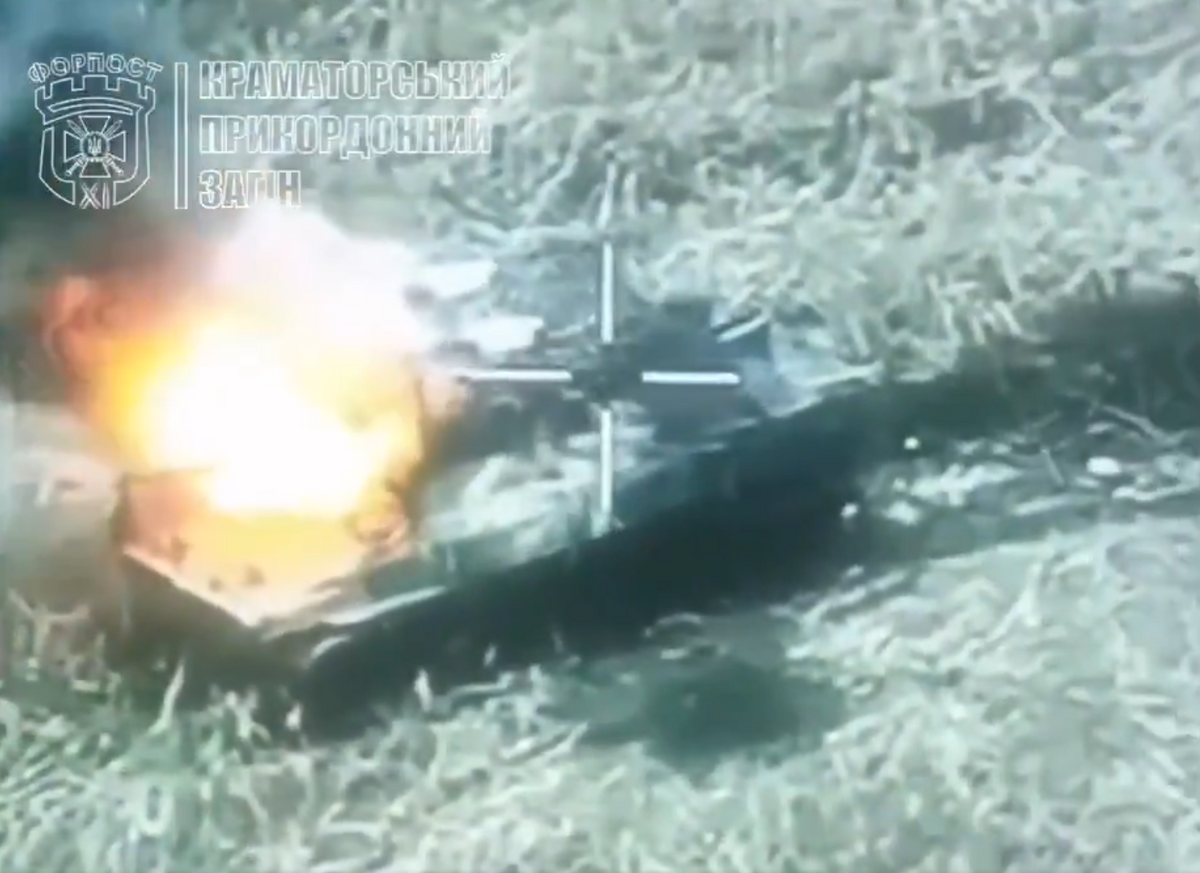 烏克蘭前哨旅的 FPV 無人機在沃夫昌斯克摧毀 1 輛俄軍 BMP 戰車。 圖：翻攝自 NOELREPORTS X 帳號