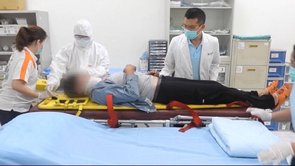 主任醫師及麻醉護理師隨艦協助照護疑似中風中國大陸漁工。 圖：海巡署艦隊分署提供