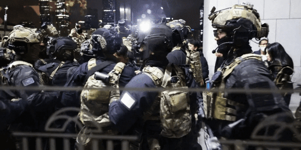 南韓總統尹錫悅12月3日晚間宣布戒嚴，試圖廢除文官統治，導致韓國陷入政治動盪，並使自己遭到彈劾。 圖：翻攝陸網/網易