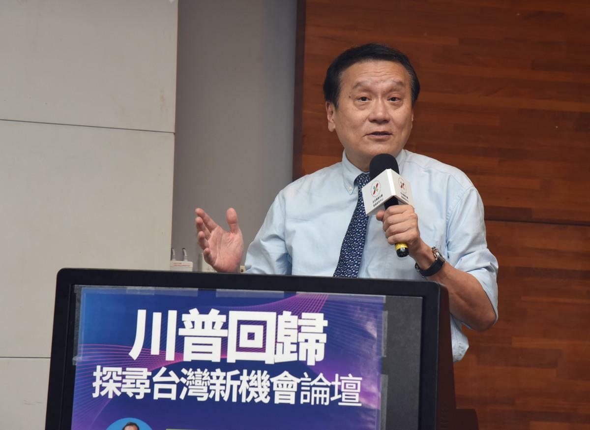 朱敬一院士針對中美科技戰進行專題演講。 圖：成大社會科學院提供