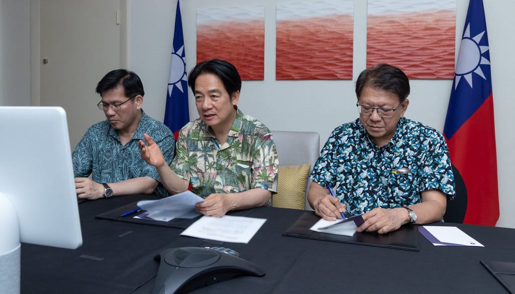 韓國發生緊急宣布戒嚴事件，賴清德（中）4日在外交部長林佳龍（左）、總統府秘書長潘孟安（右）陪同下，跨海召開國安視訊會議，就整體區域情勢聽取國安團隊簡報。 圖：總統府提供