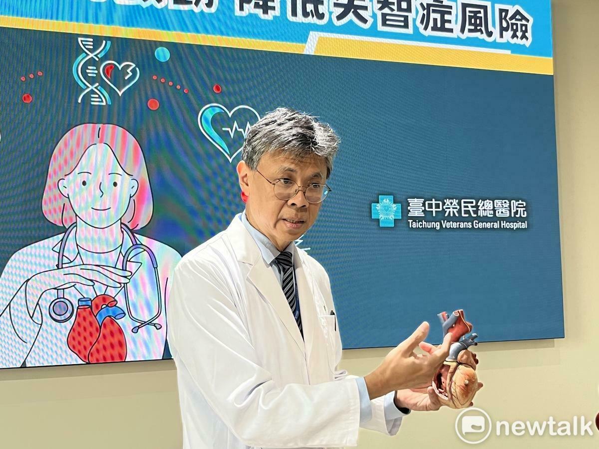 台中榮總內科主任林彥璋醫師詳細說明心房顫動如何影響失智症風險，並呼籲及早診治以降低相關健康威脅。 圖：實習記者張博森/攝