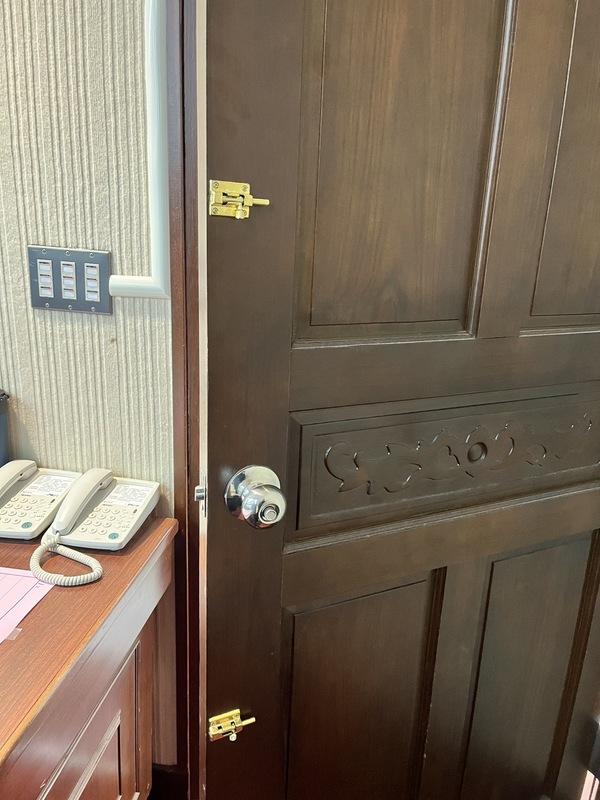 立法院長韓國瑜允諾檢討會議室門鎖後，內政委員會已加裝門閂。 圖：金大鈞/攝
