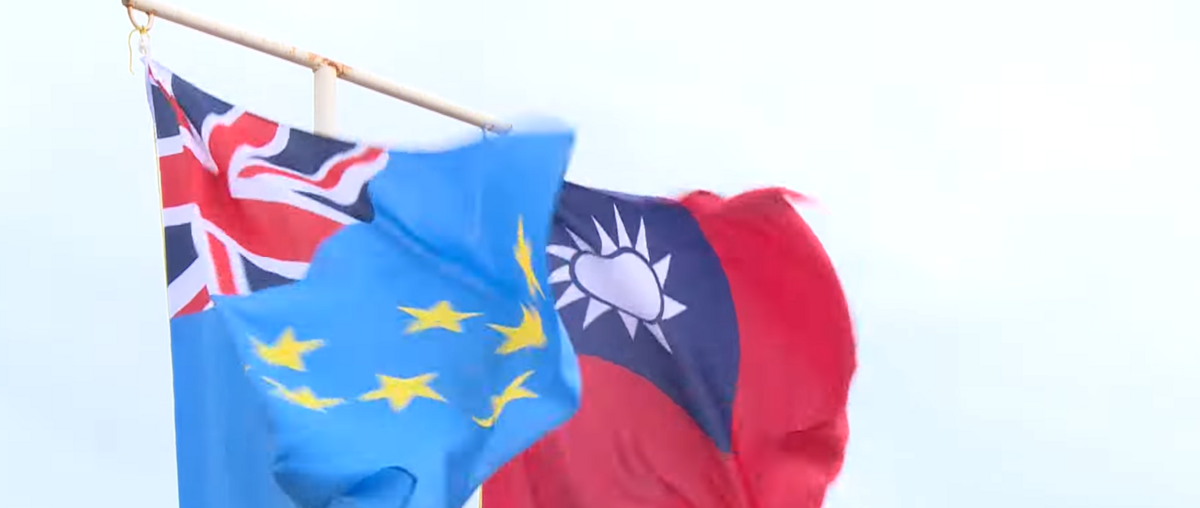 賴清德一行前往Nauti小學參訪，由吐國教育部長何羅納(Hamoa Holona)及校長Kainaki Taula迎接，前往操場司令臺欣賞學生表演傳統歡迎舞蹈。 圖：擷自總統府提供影片