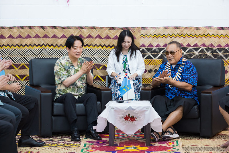 賴清德總統「繁榮南島 智慧永續」之旅於吐瓦魯當地時間4日下午（台北時間4日上午）先後會晤吐瓦魯國總督法拉尼（Tofiga Vaevalu Falani）與總理戴斐立（Feleti Penitala Teo）。 圖：總統府提供