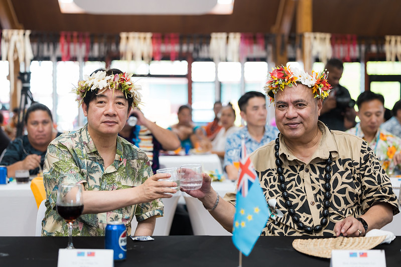 賴清德總統「繁榮南島 智慧永續」之旅於吐瓦魯出席總理戴斐立（Feleti Penitala Teo）的國宴。 圖：總統府提供